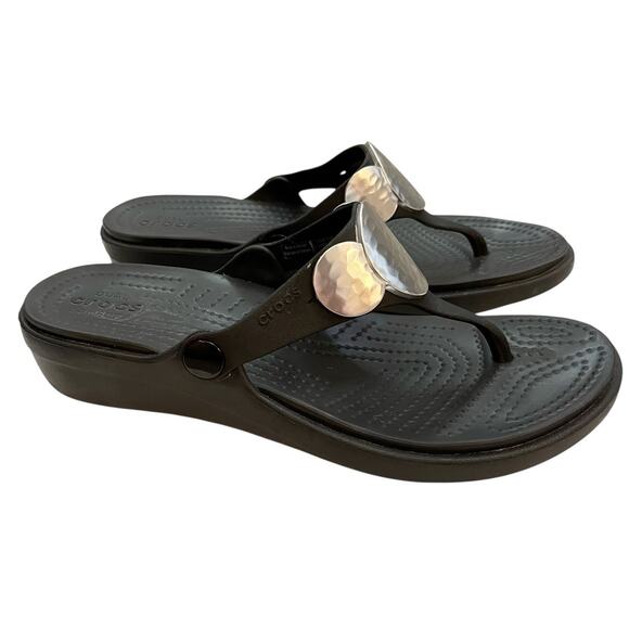 Crocs Sanrah Wedge Sandals 8 Black Hammered Circle Medallion Comfort Flip Flop - Picture 3 of 7